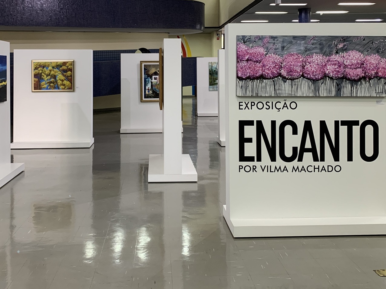 Paisagens, cenas sacras e natureza estão presentes na exposição Encanto