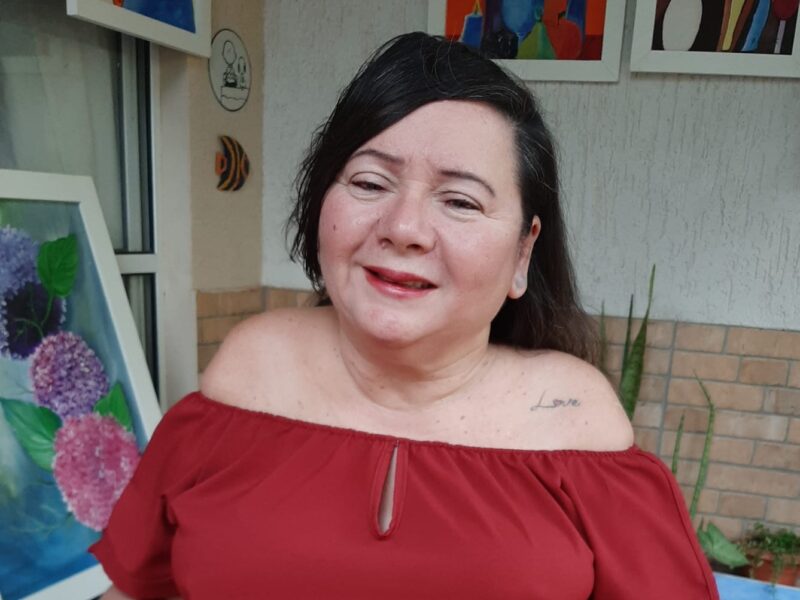 Eva Leite lança coletânea de poemas em Fragmento da Flor