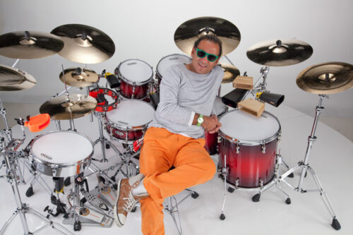 Horácio El Negro Fernandes, sentado em sua bateria.