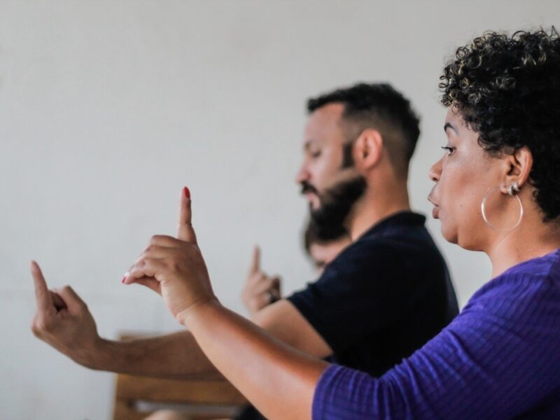 Oficinas de Libras para produtores culturais do DF aproxima ouvintes de surdos no meio artístico