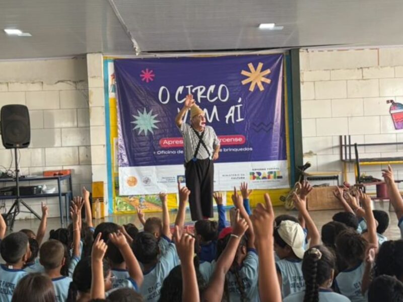 “O Circo Vem Aí” chega à Escola Classe 02 da Estrutural com espetáculos e oficinas lúdicas