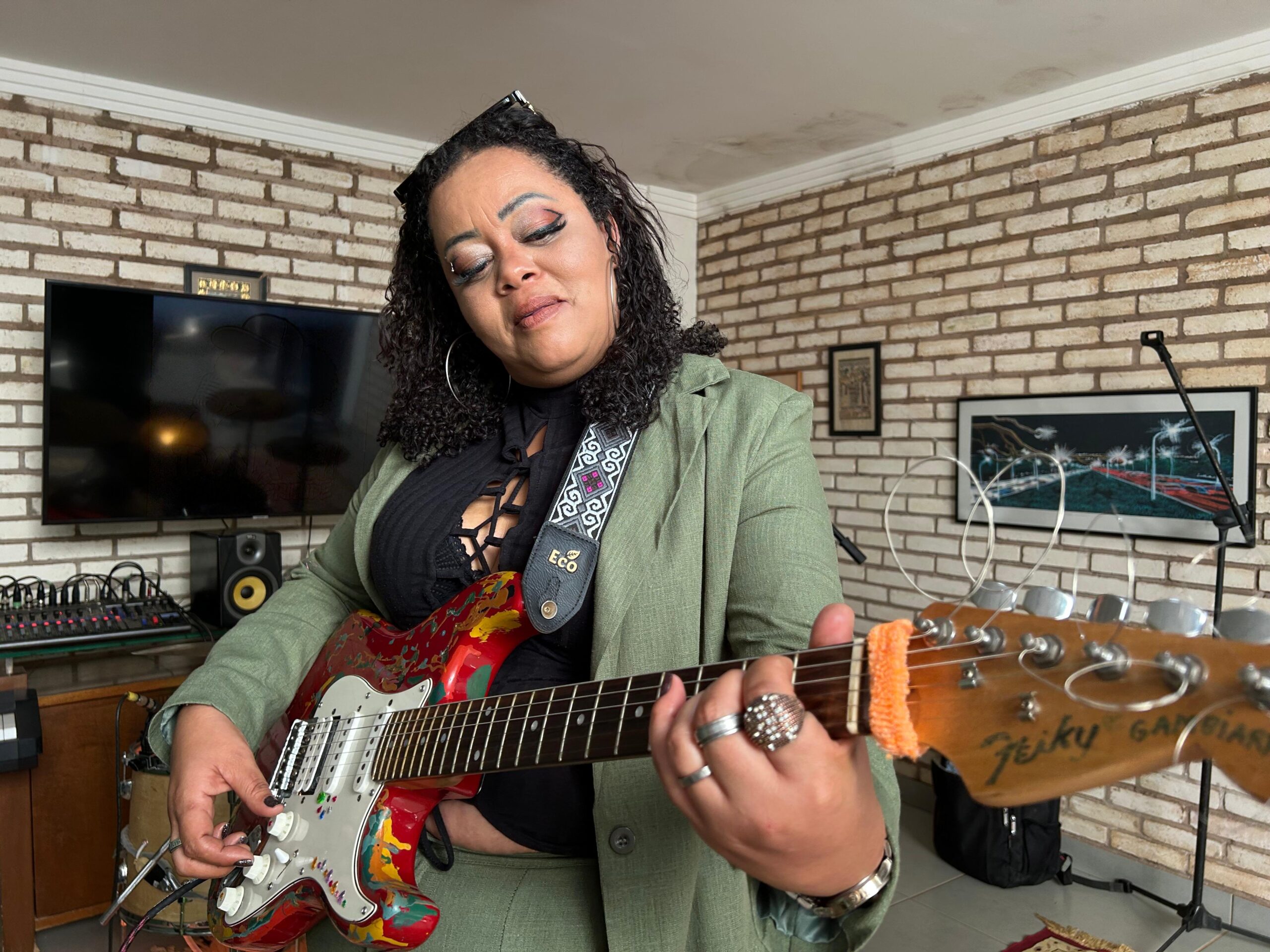Projeto “Dona Gi e sua Negritude” leva fusão de rap e rock a escolas públicas de Samambaia, em palestra-show sobre resistência negra