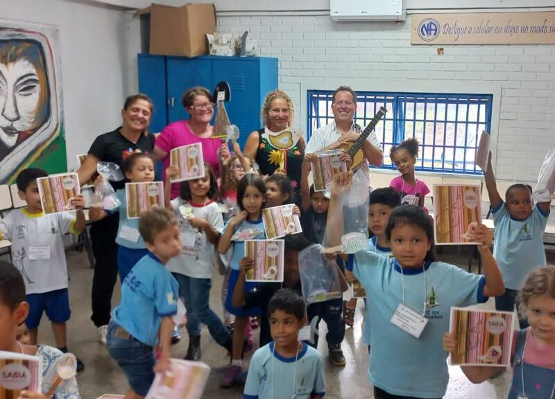Entre cantigas, colagens e imaginação: Projeto Sabiá volta ao DF com oficinas gratuitas para crianças da rede pública