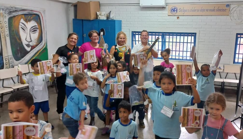 Entre cantigas, colagens e imaginação: Projeto Sabiá volta ao DF com oficinas gratuitas para crianças da rede pública