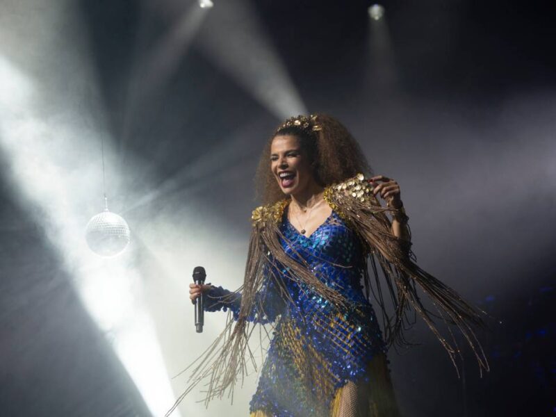 Vanessa da Mata e Xande de Pilares comemoram aniversário do Sinpro-DF com show gratuito
