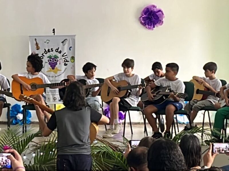 “Acordes da Vida”: Projeto social ensina música para crianças da comunidade